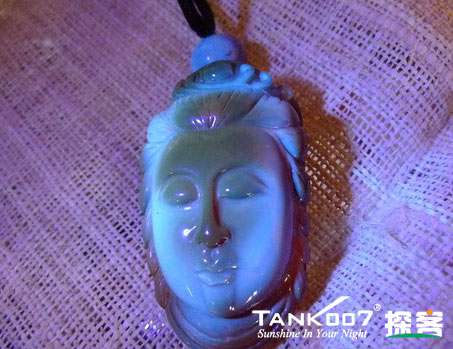 網(wǎng)上用紫光手電鑒定琥珀的帖子這么多，哪個(gè)是真假？